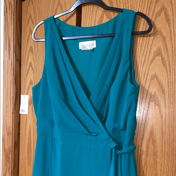 Elegant Sleeveless Wrap Dress - Picture 5 of 12